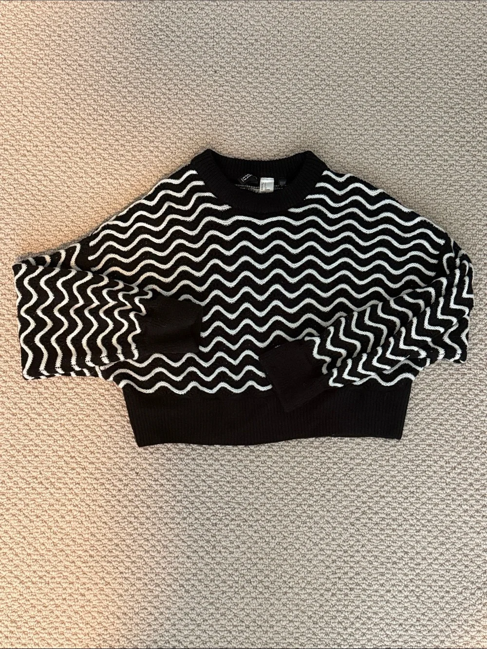 Divided by H&M Size Small Women's Black & White Wave Knit Sweater